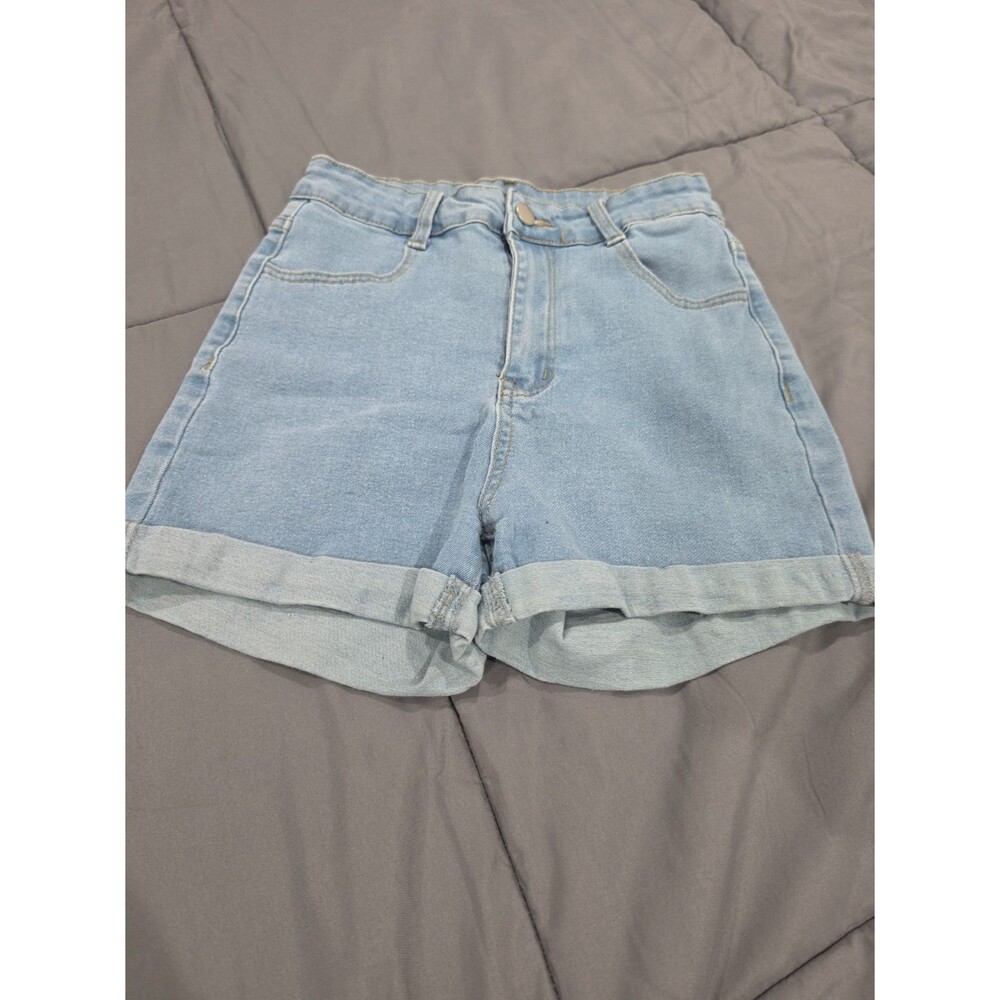 These high-waisted denim shorts in light blue with rolled hem 96